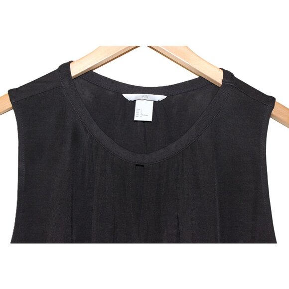 H&M Smocked Keyhole-Accent Sleeveless Blouse in Black (Large) - Picture 3 of 6